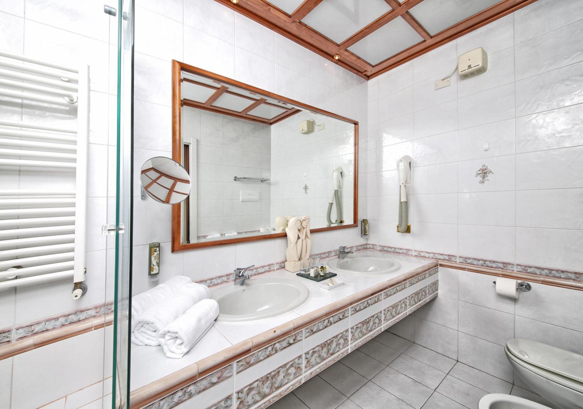 Hotel Villa Capri Гардоне Ривера Стая снимка